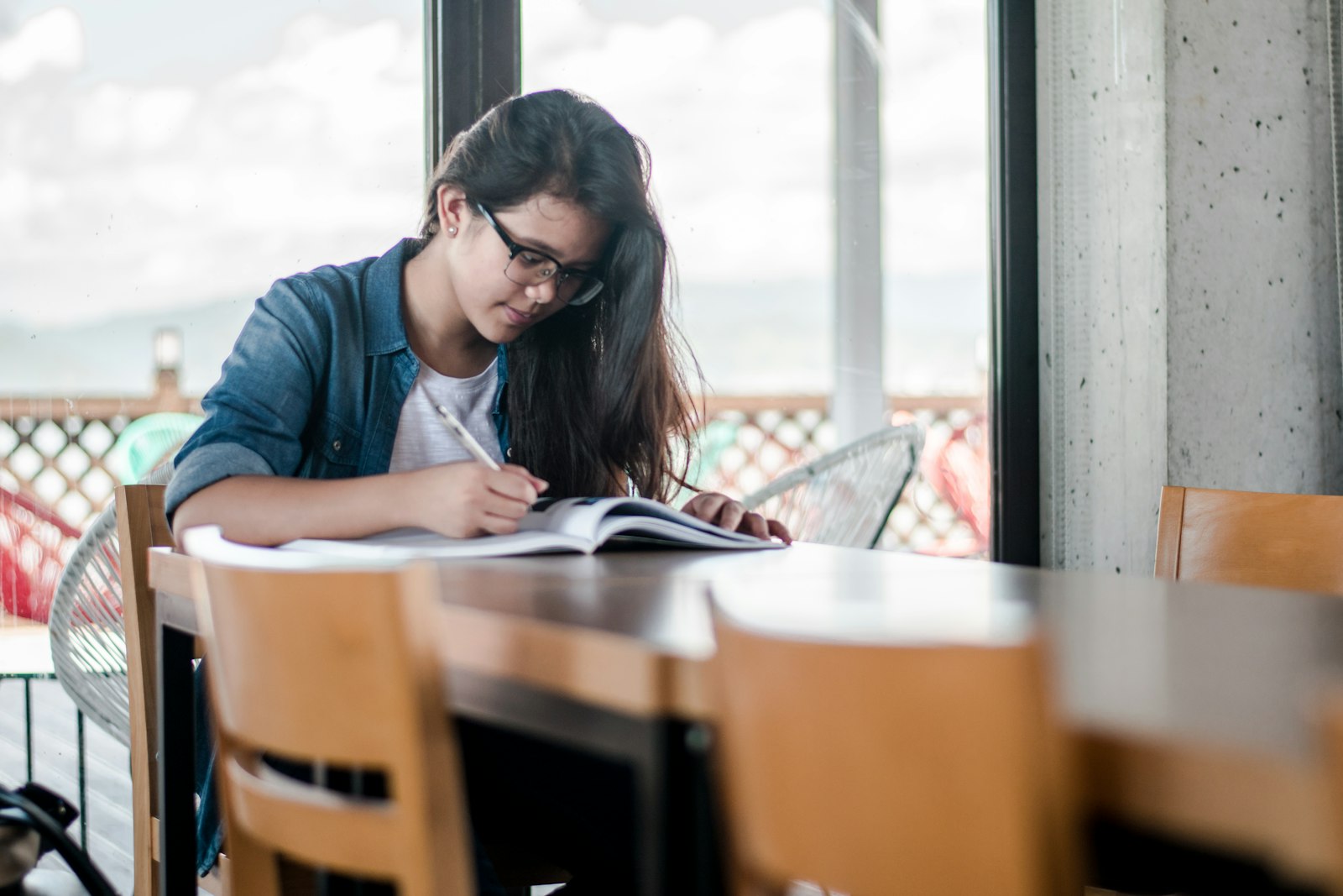 Estudiante tomando apuntes